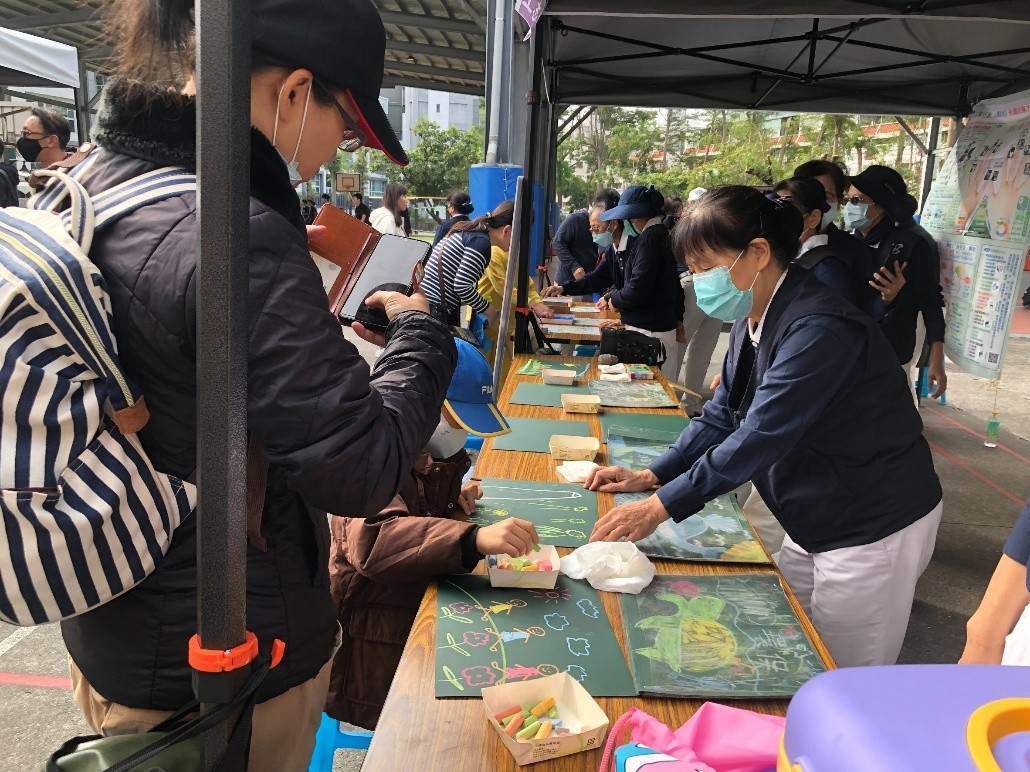 引進社會資源，合作辦理親子共作藝術環境教育彩繪